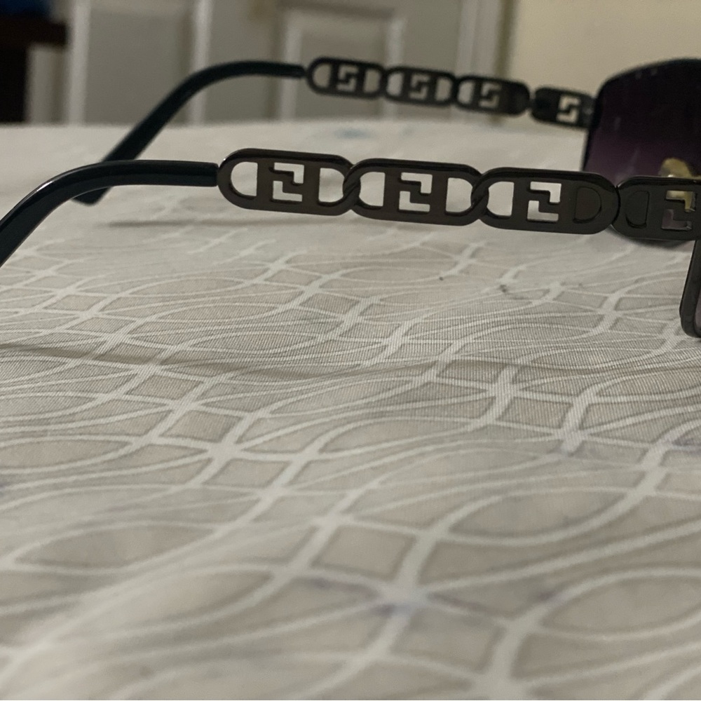 Sun glasses - Picture 2 of 2